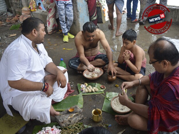 আজ ভোর থেকে সারাদেশে স্থায়ী অস্থায়ী দুর্গা মণ্ডপগুলোতে চণ্ডীপাঠ ও পূজা অর্চনার মাধ্যমে দুর্গা দেবীকে আহ্বান করা হয়। Photo Taken by Rituparna Dutta আজ ভোর থেকে সারাদেশে স্থায়ী অস্থায়ী দুর্গা মণ্ডপগুলোতে চণ্ডীপাঠ ও পূজা অর্চনার মাধ্যমে দুর্গা দেবীকে আহ্বান করা হয়। Photo Taken by Rituparna Dutta