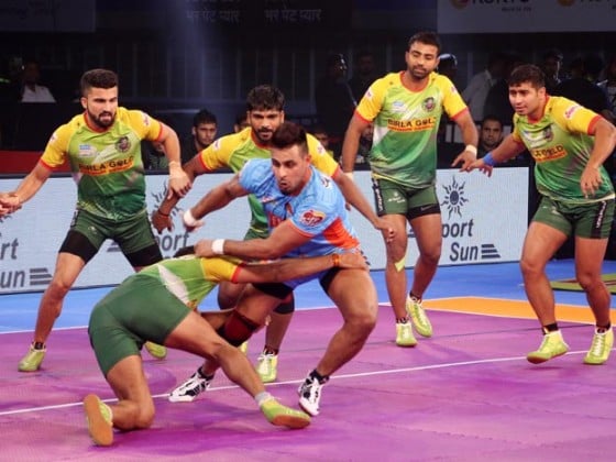 দর্শক ঠাসা নেতাজি ইন্ডোর স্টেডিয়ামে সেই মনিন্দর সিং-এর ভেলকিতেই পটনা পাইরেটস-কে ম্যাটের বাইরে আছড়ে ফেলল বেঙ্গল ওয়ারিয়র্স। তাও আবার প্রথমার্ধে পিছিয়ে থেকে ম্যাচ বার করলেন বঙ্গযোদ্ধারা। দর্শক ঠাসা নেতাজি ইন্ডোর স্টেডিয়ামে সেই মনিন্দর সিং-এর ভেলকিতেই পটনা পাইরেটস-কে ম্যাটের বাইরে আছড়ে ফেলল বেঙ্গল ওয়ারিয়র্স। তাও আবার প্রথমার্ধে পিছিয়ে থেকে ম্যাচ বার করলেন বঙ্গযোদ্ধারা।