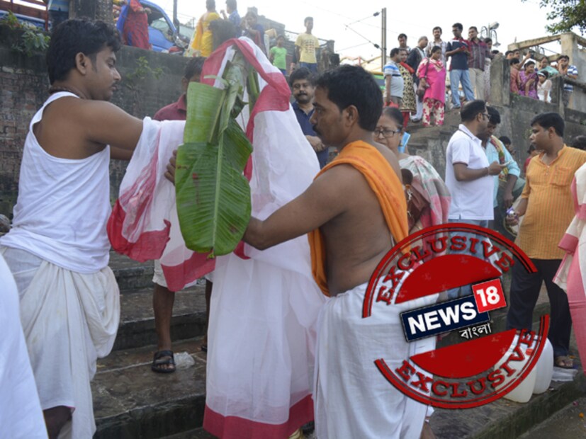 গঙ্গার ঘাটে চলছে কলাবউ স্নান ৷ ছবি- ঋতুপর্ণা দত্ত