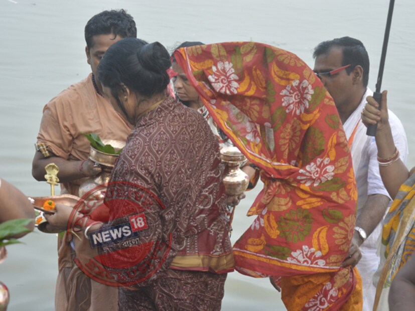 গঙ্গার ঘাটে চলছে কলাবউ স্নান ৷ ছবি- ঋতুপর্ণা দত্ত