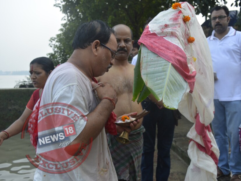 গঙ্গার ঘাটে চলছে কলাবউ স্নান ৷ ছবি- ঋতুপর্ণা দত্ত