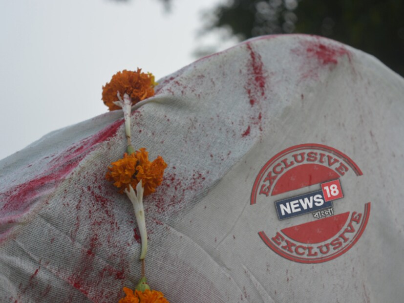 গঙ্গার ঘাটে চলছে কলাবউ স্নান ৷ ছবি- ঋতুপর্ণা দত্ত