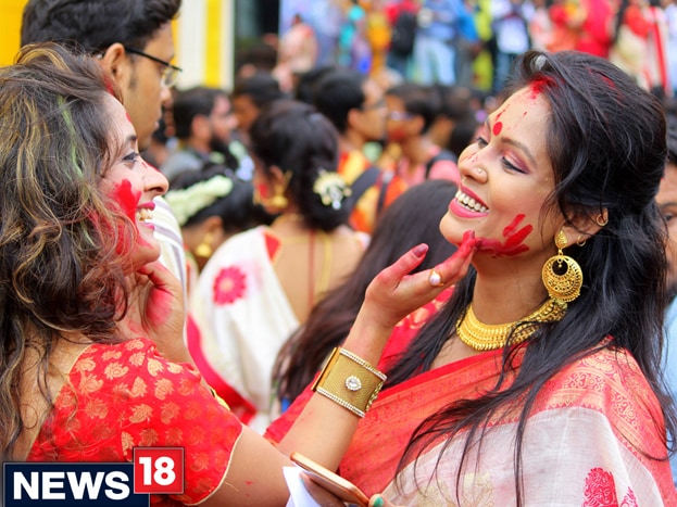 পাঁচ দিনের উৎসব অবশেষে শেষ ৷ নবমীর দিন থেকেই বাঙালীর মনটা খারাপ হতে থাকে ৷ কারণ পরদিনই যে দশমী ৷ গত কয়েকদিন অক্লান্ত ঠাকুর দেখা, খাওয়া-দাওয়া , আড্ডা সবই যেন হঠাৎ করে শেষ ! কার ভাল লাগে বলুন ! বিজয়া দশমী মানেই সিঁদুর খেলা ৷ ধান,দুর্বা, পান, সিঁদুর, মিষ্টি দিয়ে মা দুর্গাকে বিদায় জানানো ৷ বাগবাজার থেকে ম্যাডক্স স্কোয়ার, দুর্গা বাড়ি থেকে শোভাবাজার রাজবাড়ি, সর্বত্রই কোথাও সকালে আবার কোথাও বিকেলে সিঁদুর খেলায় মেতেছেন বিবাহিত মহিলাদের থেকে শুরু করে অল্প বয়সী মেয়েরাও ৷ এখনকার দিনে তো আবার ছেলেরাও সামিল হন সেই খেলায় ৷ মুখে-কপালে সিঁদুর লাগিয়ে বিভিন্ন পুজো প্যান্ডেলে ক্যামেরার সামনে পোজ দিচ্ছেন ছেলেরাও ৷ Photo: Siddhartha Sarkar পাঁচ দিনের উৎসব অবশেষে শেষ ৷ নবমীর দিন থেকেই বাঙালীর মনটা খারাপ হতে থাকে ৷ কারণ পরদিনই যে দশমী ৷ গত কয়েকদিন অক্লান্ত ঠাকুর দেখা, খাওয়া-দাওয়া , আড্ডা সবই যেন হঠাৎ করে শেষ ! কার ভাল লাগে বলুন ! বিজয়া দশমী মানেই সিঁদুর খেলা ৷ ধান,দুর্বা, পান, সিঁদুর, মিষ্টি দিয়ে মা দুর্গাকে বিদায় জানানো ৷ বাগবাজার থেকে ম্যাডক্স স্কোয়ার, দুর্গা বাড়ি থেকে শোভাবাজার রাজবাড়ি, সর্বত্রই কোথাও সকালে আবার কোথাও বিকেলে সিঁদুর খেলায় মেতেছেন বিবাহিত মহিলাদের থেকে শুরু করে অল্প বয়সী মেয়েরাও ৷ এখনকার দিনে তো আবার ছেলেরাও সামিল হন সেই খেলায় ৷ মুখে-কপালে সিঁদুর লাগিয়ে বিভিন্ন পুজো প্যান্ডেলে ক্যামেরার সামনে পোজ দিচ্ছেন ছেলেরাও ৷ Photo: Siddhartha Sarkar