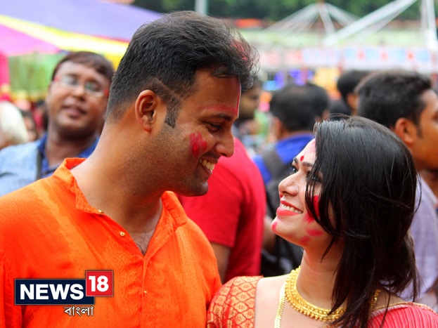 দুর্গাকে ধান, দুর্বা, পান, সিঁদুর, মিষ্টি দিয়ে বিদায় জানানোর পাশাপাশি এবারের পুজোর শেষ ফটোশ্যুটটাও এখানে সেরে ফেললে ক্ষতি কি ! Photo: Siddhartha Sarkar দুর্গাকে ধান, দুর্বা, পান, সিঁদুর, মিষ্টি দিয়ে বিদায় জানানোর পাশাপাশি এবারের পুজোর শেষ ফটোশ্যুটটাও এখানে সেরে ফেললে ক্ষতি কি ! Photo: Siddhartha Sarkar
