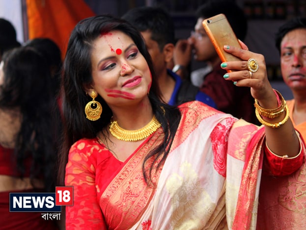 মণ্ডপের আশপাশেই তাই থিকথিক করছে ফটোগ্রাফারদের ভিড় ৷ প্রত্যেকেই ব্যস্ত পোজ দিতে ৷ চট করে দেখলে মনে হবে কোনও ফ্যাশন শো দেখতে এসেছেন ৷Photo: Siddhartha Sarkar মণ্ডপের আশপাশেই তাই থিকথিক করছে ফটোগ্রাফারদের ভিড় ৷ প্রত্যেকেই ব্যস্ত পোজ দিতে ৷ চট করে দেখলে মনে হবে কোনও ফ্যাশন শো দেখতে এসেছেন ৷Photo: Siddhartha Sarkar