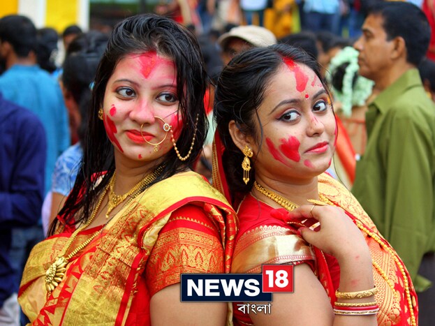 পুজোর পাঁচটা দিনই এই মণ্ডপে জমজমাট সব আয়োজন থাকে ৷ কিন্তু দশমীর দিন যেন এই পুজোর গুরুত্বই আলাদা ৷ হোয়াটসঅ্যাপ, ফেসবুকে সকাল থেকেই মেসেজ চালাচালি শুরু হয়ে যায়, ‘‘কী রে বাগবাজার যাচ্ছিস তো ?’’ Photo: Siddhartha Sarkar পুজোর পাঁচটা দিনই এই মণ্ডপে জমজমাট সব আয়োজন থাকে ৷ কিন্তু দশমীর দিন যেন এই পুজোর গুরুত্বই আলাদা ৷ হোয়াটসঅ্যাপ, ফেসবুকে সকাল থেকেই মেসেজ চালাচালি শুরু হয়ে যায়, ‘‘কী রে বাগবাজার যাচ্ছিস তো ?’’ Photo: Siddhartha Sarkar