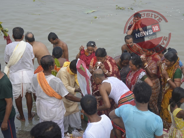 চোরবাগানের শীলবাড়ির দেবীর নবপত্রিকা স্নান হল জগন্নাথঘাটে। বনেদি ব্যবসায়ী শীলরা দেবীকে শক্তিরূপে পুজো করেন। নবপত্রিকা স্নানের পর রূপোর চৌকিতে বাড়ি এনে ফের গঙ্গাজলে স্নান করানো হয়।ছবি- ঋতুপর্ণা দত্ত চোরবাগানের শীলবাড়ির দেবীর নবপত্রিকা স্নান হল জগন্নাথঘাটে। বনেদি ব্যবসায়ী শীলরা দেবীকে শক্তিরূপে পুজো করেন। নবপত্রিকা স্নানের পর রূপোর চৌকিতে বাড়ি এনে ফের গঙ্গাজলে স্নান করানো হয়।ছবি- ঋতুপর্ণা দত্ত