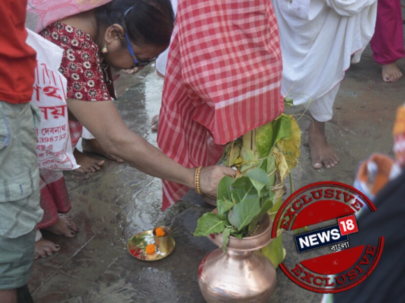 গঙ্গার ঘাটে চলছে কলাবউ স্নান ৷ ছবি- ঋতুপর্ণা দত্ত