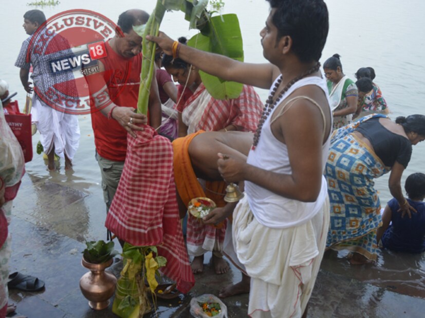 গঙ্গার ঘাটে চলছে কলাবউ স্নান ৷ ছবি- ঋতুপর্ণা দত্ত