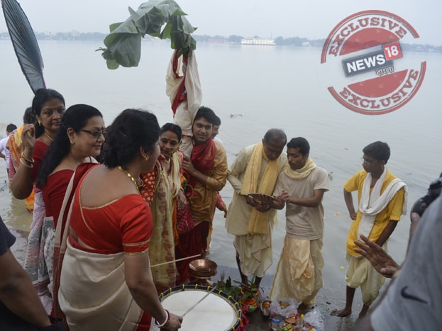 আজ মহাসপ্তমী। ভোরে কলাবৌ স্নান। দেবীর নবপত্রিকা স্নানের মধ্যে দিয়ে শুরু হল সপ্তমী পুজো। সকালে থেকেই গঙ্গার বিভিন্ন ঘাটে হয়ে গেল দেবীর নবপত্রিকা স্নান। এরপর ঘটে প্রাণ প্রতিষ্ঠা করে সপ্তমীর মহাপুজো শুরু।ছবি- ঋতুপর্ণা দত্ত আজ মহাসপ্তমী। ভোরে কলাবৌ স্নান। দেবীর নবপত্রিকা স্নানের মধ্যে দিয়ে শুরু হল সপ্তমী পুজো। সকালে থেকেই গঙ্গার বিভিন্ন ঘাটে হয়ে গেল দেবীর নবপত্রিকা স্নান। এরপর ঘটে প্রাণ প্রতিষ্ঠা করে সপ্তমীর মহাপুজো শুরু।ছবি- ঋতুপর্ণা দত্ত