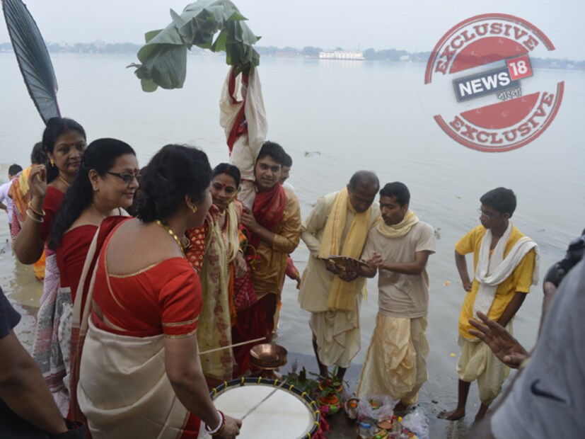 আজ মহাসপ্তমী। ভোরে কলাবৌ স্নান। দেবীর নবপত্রিকা স্নানের মধ্যে দিয়ে শুরু হল সপ্তমী পুজো। সকালে থেকেই গঙ্গার বিভিন্ন ঘাটে হয়ে গেল দেবীর নবপত্রিকা স্নান। এরপর ঘটে প্রাণ প্রতিষ্ঠা করে সপ্তমীর মহাপুজো শুরু। ছবি- ঋতুপর্ণা দত্ত