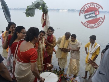 আজ মহাসপ্তমী, নবপত্রিকা স্নান দিয়েই শুরু দেবীর পুজো আজ মহাসপ্তমী, নবপত্রিকা স্নান দিয়েই শুরু দেবীর পুজো