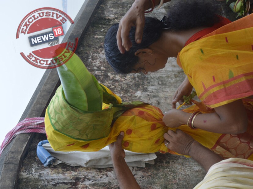গঙ্গার ঘাটে চলছে কলাবউ স্নান ৷ ছবি- ঋতুপর্ণা দত্ত