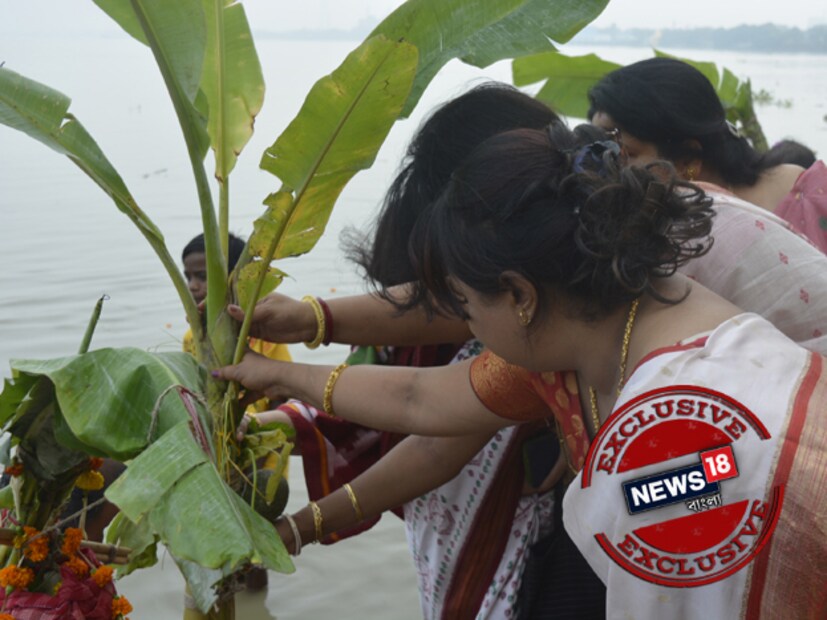 গঙ্গার ঘাটে চলছে কলাবউ স্নান ৷ ছবি- ঋতুপর্ণা দত্ত