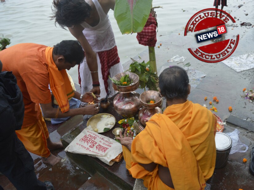 গঙ্গার ঘাটে চলছে কলাবউ স্নান ৷ ছবি- ঋতুপর্ণা দত্ত
