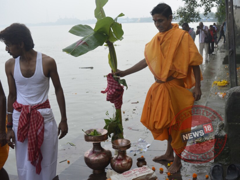 গঙ্গার ঘাটে চলছে কলাবউ স্নান ৷ ছবি- ঋতুপর্ণা দত্ত