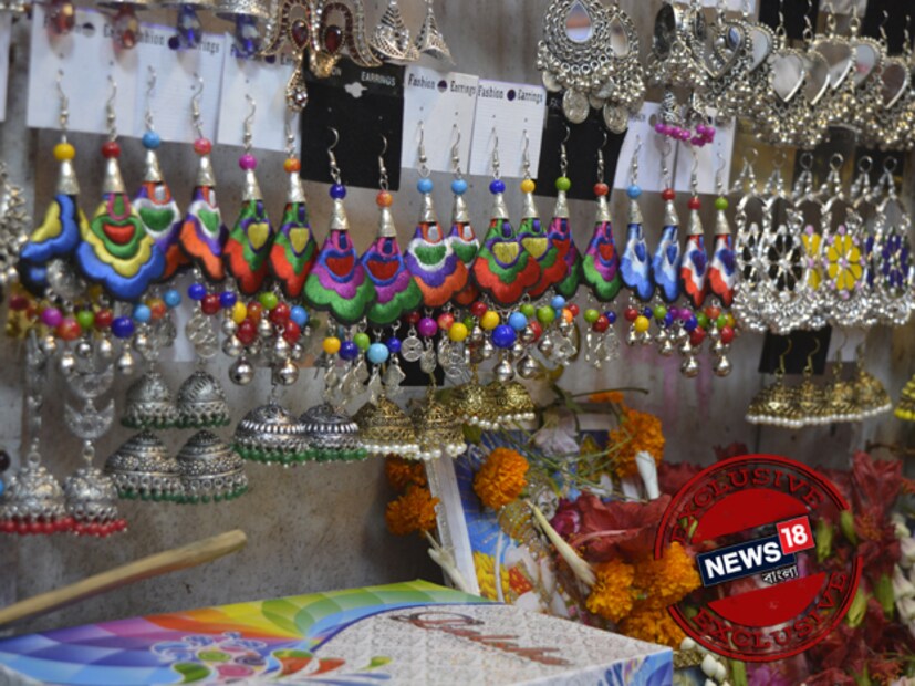 হাতিবাগান থেকে গড়িয়াহাট, দক্ষিণাপণ থেকে নামী শপিং মল, জুয়েলারি স্টল আলো করে সাজানো উলের কাজ করা বা পমপমের কানের দুল ৷ এছাড়া রঙ-বেরঙের সুতো দিয়ে কাজ করা ঝুমকো থেকে রকমারি ঝোলা দুল ৷ Photo Taken by Rituparna Dutta