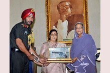 মুক্তিযুদ্ধের স্মারক হিসেবে হাসিনাকে রিভলবার উপহার দিলেন সুষমা মুক্তিযুদ্ধের স্মারক হিসেবে হাসিনাকে রিভলবার উপহার দিলেন সুষমা