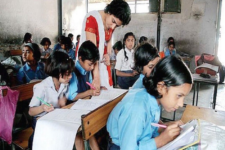  এর আগে কেন্দ্রের শিক্ষা নীতি নিয়ে বিজ্ঞানী কে কস্তুরীরঙ্গনের নেতৃত্বে প্যানেল একটি খসড়া প্রস্তাব জমা দেয়৷ সেই প্রস্তাবে বলা হয়, স্কুলে তিনটি ভাষা আবশ্যিক করা হোক৷ ইংরেজি, সংশ্লিষ্ট রাজ্যের আঞ্চলিক ভাষার পাশাপাশি হিন্দিও আবশ্যিক হবে ৷Photo Collected