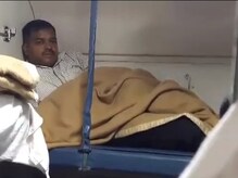 চলন্ত ট্রেনে তরুণীর দিকে তাকিয়েই পুরুষ সহযাত্রীর হস্তমৈথুন ! চলন্ত ট্রেনে তরুণীর দিকে তাকিয়েই পুরুষ সহযাত্রীর হস্তমৈথুন !