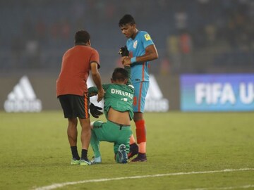 ম্যাচে চার গোল হজম করার পর হতাশ ধীরজ