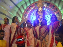 সিঁদুর খেলায় মেতে উঠলেন রূপান্তরকামী ও রূপান্তরিত মহিলারা সিঁদুর খেলায় মেতে উঠলেন রূপান্তরকামী ও রূপান্তরিত মহিলারা