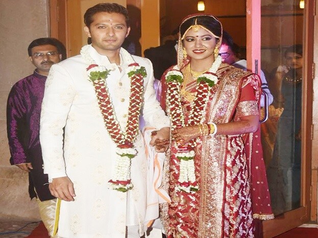 সামনেই মুক্তি পাচ্ছে তার প্রথম হিন্দি ছবি ‘ফিরাঙ্গি’। ছোটপর্দায় বেশ কিছু কাজ করলেও বড়পর্দায় এই প্রথম। প্রাক্তন মিস ইন্ডিয়া তনুশ্রী দত্তর বোন ঈশিতা, ছাপ ফেলতেই পারতেন বি টাউনে। তবে সে পথে না হেঁটে ছবি মুক্তির আগেই চুপিচুপি বিয়ে করে ফেললেন তিনি। বিয়ে করলেন টারজান দ্য ওয়ান্ডার কার সিনেমার মুখ্য চরিত্রের অভিনেতা বৎশল শেঠকে। Image-Yogen Shah সামনেই মুক্তি পাচ্ছে তার প্রথম হিন্দি ছবি ‘ফিরাঙ্গি’। ছোটপর্দায় বেশ কিছু কাজ করলেও বড়পর্দায় এই প্রথম। প্রাক্তন মিস ইন্ডিয়া তনুশ্রী দত্তর বোন ঈশিতা, ছাপ ফেলতেই পারতেন বি টাউনে। তবে সে পথে না হেঁটে ছবি মুক্তির আগেই চুপিচুপি বিয়ে করে ফেললেন তিনি। বিয়ে করলেন টারজান দ্য ওয়ান্ডার কার সিনেমার মুখ্য চরিত্রের অভিনেতা বৎশল শেঠকে। Image-Yogen Shah