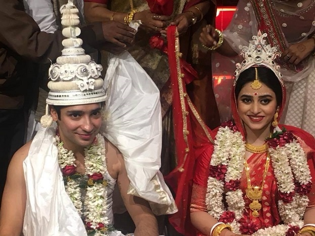 বন্ধুত্ব থেকে প্রেম৷ প্রেম থেকে পরিণয় ৷ বহুদিনের প্রেম পর্ব শেষে পরিণয় ৷ ২৮শে নভেম্বর বাঁধল সানাই ৷ গাঁট ছড়া বাঁধলেন ঋদ্ধিমা গৌরব। Photo Courtesy: Neil Roy বন্ধুত্ব থেকে প্রেম৷ প্রেম থেকে পরিণয় ৷ বহুদিনের প্রেম পর্ব শেষে পরিণয় ৷ ২৮শে নভেম্বর বাঁধল সানাই ৷ গাঁট ছড়া বাঁধলেন ঋদ্ধিমা গৌরব। Photo Courtesy: Neil Roy