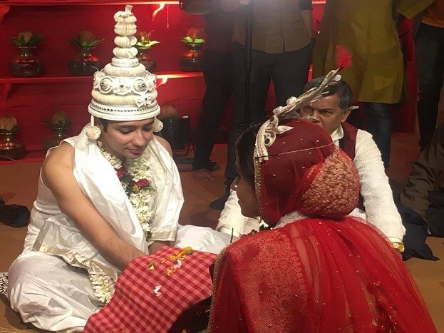 এক বছর ধরে প্ল্যানিং করেছেন বিয়ের। শপিং থেকে মেনু, বেনারসী থেকে লেহেঙ্গা ঋদ্ধিমা গৌরবের বিয়ে নিয়ে আলোচনা হয়েছে অনেক। Photo Courtesy: Neil Roy এক বছর ধরে প্ল্যানিং করেছেন বিয়ের। শপিং থেকে মেনু, বেনারসী থেকে লেহেঙ্গা ঋদ্ধিমা গৌরবের বিয়ে নিয়ে আলোচনা হয়েছে অনেক। Photo Courtesy: Neil Roy