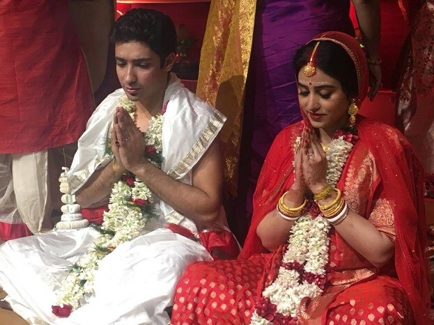 শীতের আগমনের সঙ্গে যেন বিয়ের মরশুম লেগেছে সেলেবদের। সোশাল নেটওয়ার্কিং সাইটে ট্রেন্ডিং হ্যাশ ট্যাগ সেলেব ওয়েডিং। Photo Courtesy: Neil Roy শীতের আগমনের সঙ্গে যেন বিয়ের মরশুম লেগেছে সেলেবদের। সোশাল নেটওয়ার্কিং সাইটে ট্রেন্ডিং হ্যাশ ট্যাগ সেলেব ওয়েডিং। Photo Courtesy: Neil Roy