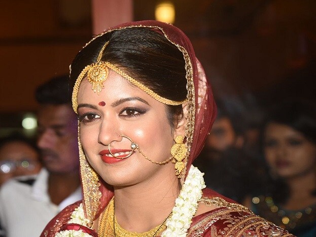 বৎসলের সঙ্গে একটি হিন্দি সিরিয়ালে অভিনয়ের সময়ে পরিচয় ইশিতার ৷ সেই থেকেই শুরু প্রেম পর্ব ৷ অবশেষে মঙ্গলবার মুম্বইয়ের ইস্কন মন্দিরে পরিবার ও ঘনিষ্ঠ বন্ধুদের মাঝে, বাঙালি মতে বিয়ে করলেন ঈশিতা। Image-Yogen Shah বৎসলের সঙ্গে একটি হিন্দি সিরিয়ালে অভিনয়ের সময়ে পরিচয় ইশিতার ৷ সেই থেকেই শুরু প্রেম পর্ব ৷ অবশেষে মঙ্গলবার মুম্বইয়ের ইস্কন মন্দিরে পরিবার ও ঘনিষ্ঠ বন্ধুদের মাঝে, বাঙালি মতে বিয়ে করলেন ঈশিতা। Image-Yogen Shah