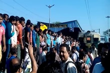 মহিলা কামরার সংখ্যা বাড়ানোর প্রতিবাদ, সকাল থেকে রেল অবরোধে পুরুষ যাত্রীরা মহিলা কামরার সংখ্যা বাড়ানোর প্রতিবাদ, সকাল থেকে রেল অবরোধে পুরুষ যাত্রীরা