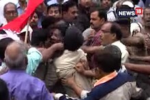 Video: বিকাশ ভবন চত্বরে ব্যারিকেড ভাঙার চেষ্টা আন্দোলনকারীদের, আহত পুলিশকর্মীরা Video: বিকাশ ভবন চত্বরে ব্যারিকেড ভাঙার চেষ্টা আন্দোলনকারীদের, আহত পুলিশকর্মীরা