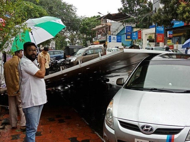 সাইক্লোন ওখির তাণ্ডবে মৃত ৯ ৷ কেরল ও তামিলনাড়ুতে ঘূর্ণিঝড়ে নিখোঁজ ১৮০ জন মৎস্যজীবী ! শুরু হয়েছে উদ্ধারকাজ ৷ চেন্নাইয়ে আজ, শুক্রবার সব স্কুল বন্ধ ৷ সাইক্লোন ওখির তাণ্ডবে মৃত ৯ ৷ কেরল ও তামিলনাড়ুতে ঘূর্ণিঝড়ে নিখোঁজ ১৮০ জন মৎস্যজীবী ! শুরু হয়েছে উদ্ধারকাজ ৷ চেন্নাইয়ে আজ, শুক্রবার সব স্কুল বন্ধ ৷