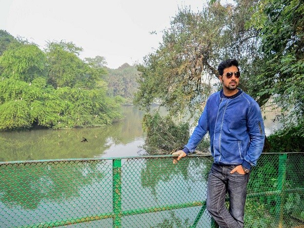 অ্যামাজন অভিযানকে অনেকেই চাঁদের পাহাড় ২ বলছেন ৷ তবে এই অ্যামাজনের গল্প মোটেই বিভুতিভূষণের লেখা নয় ৷ বরং বিভুতিভূষণের ফুটস্টেপকে লক্ষ্য করেই অ্যামাজনের গল্প লিখেছেন কমলেশ্বর মুখোপাধ্যায় ! অ্যামাজন অভিযানকে অনেকেই চাঁদের পাহাড় ২ বলছেন ৷ তবে এই অ্যামাজনের গল্প মোটেই বিভুতিভূষণের লেখা নয় ৷ বরং বিভুতিভূষণের ফুটস্টেপকে লক্ষ্য করেই অ্যামাজনের গল্প লিখেছেন কমলেশ্বর মুখোপাধ্যায় !