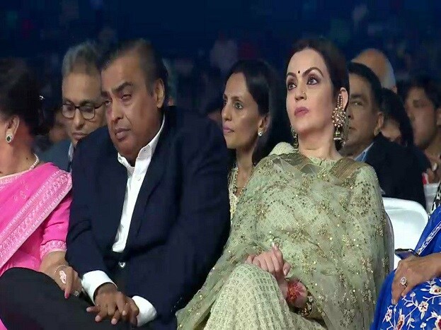 ৪০ বছর পূর্তি সংস্থার ৷ গ্র্যান্ড সেলিব্রেশন তো হবেই ৷ ধীরুভাই আম্বানি যে সংস্থার উৎপত্তি করেছিলেন, আজও তার অগ্রগতির ধারা অব্যাহত ৷ দেশের সবচেয়ে ধনী এবং সফল শিল্পপতির তালিকায় সবার শীর্ষেই স্থান ধীরুভাই পুত্র মুকেশ আম্বানির ৷ ৪০ বছর পূর্তি সংস্থার ৷ গ্র্যান্ড সেলিব্রেশন তো হবেই ৷ ধীরুভাই আম্বানি যে সংস্থার উৎপত্তি করেছিলেন, আজও তার অগ্রগতির ধারা অব্যাহত ৷ দেশের সবচেয়ে ধনী এবং সফল শিল্পপতির তালিকায় সবার শীর্ষেই স্থান ধীরুভাই পুত্র মুকেশ আম্বানির ৷