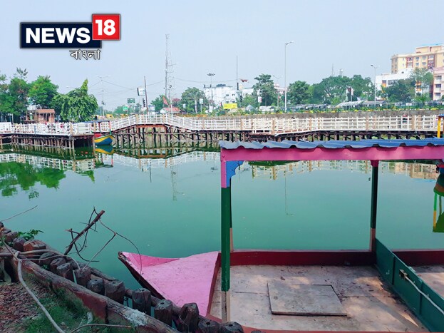 ২০১৩ সালে ব্যাঙ্ককে বেড়াতে গিয়েছিলেন রাজ্যের পুর ও নগোরন্নয়ন মন্ত্রী ফিরহাদ হাকিম ৷ সেখানে এমন ভাসমান বাজার দেখেই কলকাতায় এই বাজার তৈরির পরিকল্পনা করেন তিনি ৷ পাটুলি ঝিলকে নতুন ভাবে সাজিয়ে তোলার চিন্তা শুরু হয়ে যায়। প্রথমে পাটুলি বাজার সম্প্রসারণ নিয়েই কিছুটা সমস্যা পড়েছিল রাজ্যসরকার। এরপর পাটুলি ঝিলকেই বেছে নেওয়া হয় বাজার সম্প্রসারণের কাজে। Photo: Siddhartha Sarkar ২০১৩ সালে ব্যাঙ্ককে বেড়াতে গিয়েছিলেন রাজ্যের পুর ও নগোরন্নয়ন মন্ত্রী ফিরহাদ হাকিম ৷ সেখানে এমন ভাসমান বাজার দেখেই কলকাতায় এই বাজার তৈরির পরিকল্পনা করেন তিনি ৷ পাটুলি ঝিলকে নতুন ভাবে সাজিয়ে তোলার চিন্তা শুরু হয়ে যায়। প্রথমে পাটুলি বাজার সম্প্রসারণ নিয়েই কিছুটা সমস্যা পড়েছিল রাজ্যসরকার। এরপর পাটুলি ঝিলকেই বেছে নেওয়া হয় বাজার সম্প্রসারণের কাজে। Photo: Siddhartha Sarkar