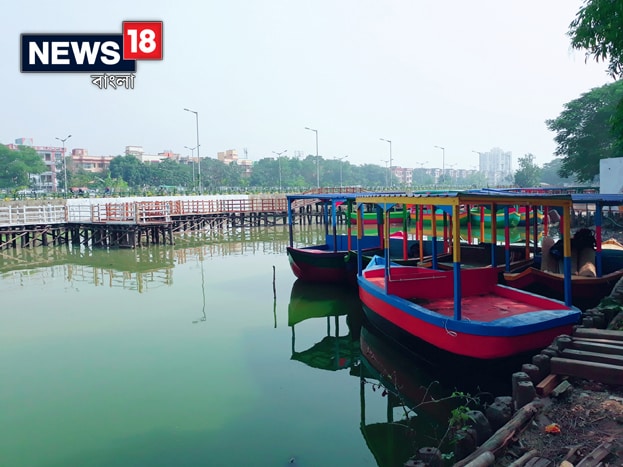 কেএমডিএ-র আধিকারিকরা জানিয়েছেন, ভাসমান বাজারটির ৮০শতাংশ কাজ শেষ হয়ে গিয়েছে। ইতিমধ্যেই ‘ওয়ার্ক অর্ডার’ হয়ে গিয়েছে। ওখানে এখন শেষপর্বের কাজ চলছে। ভাসমান বাজারে ১১৪টি নৌকা থাকবে। প্রতিটি নৌকায় থাকবে দুটি করে দোকান। নৌকাতেই বসবে বাজার ৷ যেখানে মিলবে মাছ থেকে শাক-সবজি সব কিছুই ৷ Photo: Siddhartha Sarkar কেএমডিএ-র আধিকারিকরা জানিয়েছেন, ভাসমান বাজারটির ৮০শতাংশ কাজ শেষ হয়ে গিয়েছে। ইতিমধ্যেই ‘ওয়ার্ক অর্ডার’ হয়ে গিয়েছে। ওখানে এখন শেষপর্বের কাজ চলছে। ভাসমান বাজারে ১১৪টি নৌকা থাকবে। প্রতিটি নৌকায় থাকবে দুটি করে দোকান। নৌকাতেই বসবে বাজার ৷ যেখানে মিলবে মাছ থেকে শাক-সবজি সব কিছুই ৷ Photo: Siddhartha Sarkar