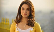তামান্নার মুখে জুতো ছুঁড়ে মারলেন ফ্যান !
