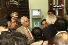 Video: প্রেসিডেন্সিতে রাজ্যপালকে ঘিরে পড়ুয়াদের বিক্ষোভ Video: প্রেসিডেন্সিতে রাজ্যপালকে ঘিরে পড়ুয়াদের বিক্ষোভ