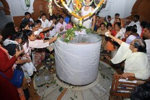 সাড়ম্বরে পালিত হচ্ছে শিবরাত্রি, মন্দিরে মন্দিরে সকাল থেকে লাইনে দাঁড়িয়ে ভক্তরা সাড়ম্বরে পালিত হচ্ছে শিবরাত্রি, মন্দিরে মন্দিরে সকাল থেকে লাইনে দাঁড়িয়ে ভক্তরা