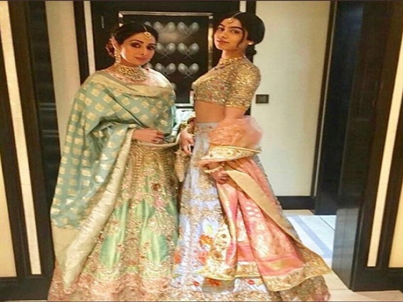 অমাবস্যায় বলিউডের চাদঁনি বিদায়। হৃদরোগে আক্রান্ত হয়ে শেষ নিঃশ্বাস ত্যাগ করলেন বলিউডের প্রথম ফিমেল সুপারস্টার শ্রীদেবী । দুবাইয়ে আত্মীয় অভিনেতা মোহিত মারওয়ার বিয়ের অনুষ্ঠানে অংশ নিতে গিয়েছিলেন শ্রীদেবী। সেখানেই গতকাল রাতে প্রয়াত হন শ্রীদেবী। দুবাইয়ে সঙ্গে ছিলেন স্বামী বনি কাপুর ও ছোট মেয়ে খুশি। বড় মেয়ে জাহ্নবী তাঁর প্রথম ছবির শ্যুটিং করছেন. সেই কারণেই পরিবারের সঙ্গে দুবাইয়ের অনুষ্ঠানে যোগ দিতে পারেনি জাহ্নবী ৷ তাঁকে যে ভীষণ মিস করছিলেন মম শ্রীদেবী, তা বিয়ের প্রতি মুহূর্তের ছবির ট্যুইটেই স্পষ্ট ৷ লিখেছিলেন ‘মিস ইউ জাহ্নবী’ ৷ আর দেখা হলো না জাহ্নবীর সঙ্গে মম-এর ৷ ফুরিয়ে গেল শ্রীদেবীর লমহে। হয়ে গেল জুদাই, সদমায় সক্কলে ৷ Photo Courtesy - Sridevi Twitter