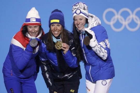 Women's cross-country 7.5/7.5km skiathlon medalists, from left, Norway's Marit Bjoergen, silver, Sweden's Charlotte Kalla, gold, and Finland's Krista Parmakoski, bronze, pose during their medals ceremony at the 2018 Winter Olympics in Pyeongchang, South Korea. Photo: AP