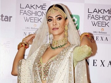 সুস্মিতা, করিনা, বিপাশা, ল্যাকমে ফ্যাশন উইকে উজ্জ্বল বলি তারকারা