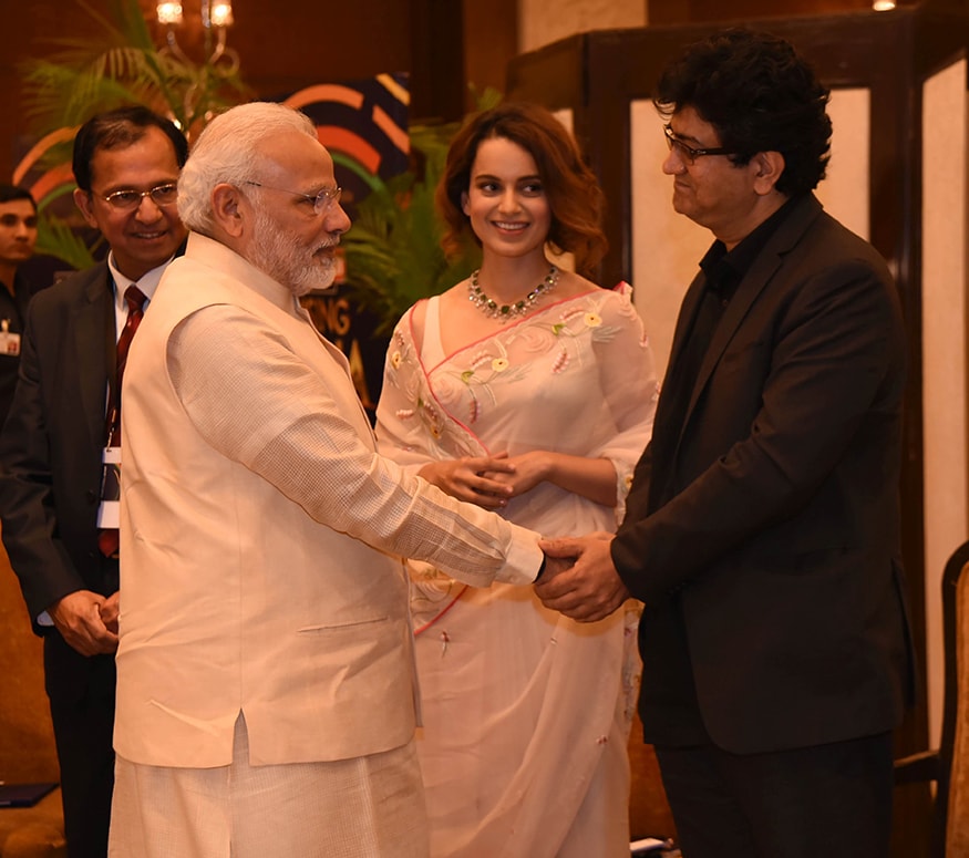 Bollywood lyricist and Chairman of the Central Board of Film Certification, Prasoon Joshi greets Prime Minister Narendra Modi at the summit (Photo: News18) Bollywood lyricist and Chairman of the Central Board of Film Certification, Prasoon Joshi greets Prime Minister Narendra Modi at the summit (Photo: News18)