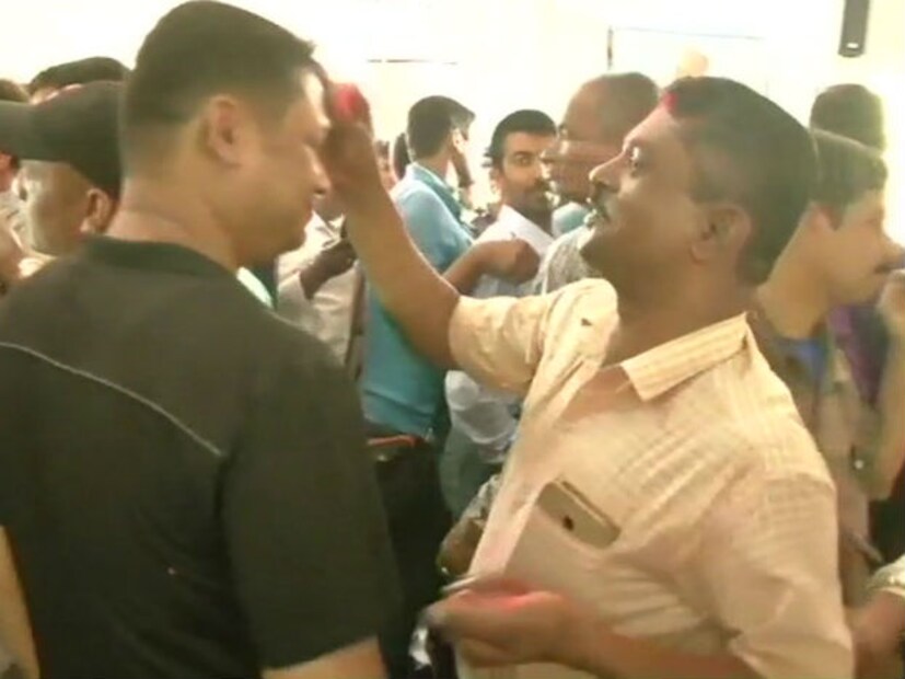 ত্রিপুরায় জয়ের নিশ্চিত হতেই বিজেপি কর্মীদের উল্লাস ৷ (Image: ANI)