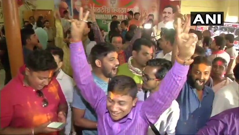ত্রিপুরায় জয়ের নিশ্চিত হতেই বিজেপি কর্মীদের উল্লাস ৷ (Image: ANI)