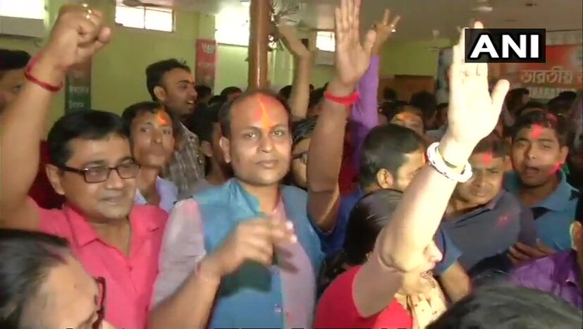 ত্রিপুরায় জয়ের নিশ্চিত হতেই বিজেপি কর্মীদের উল্লাস ৷ (Image: ANI)