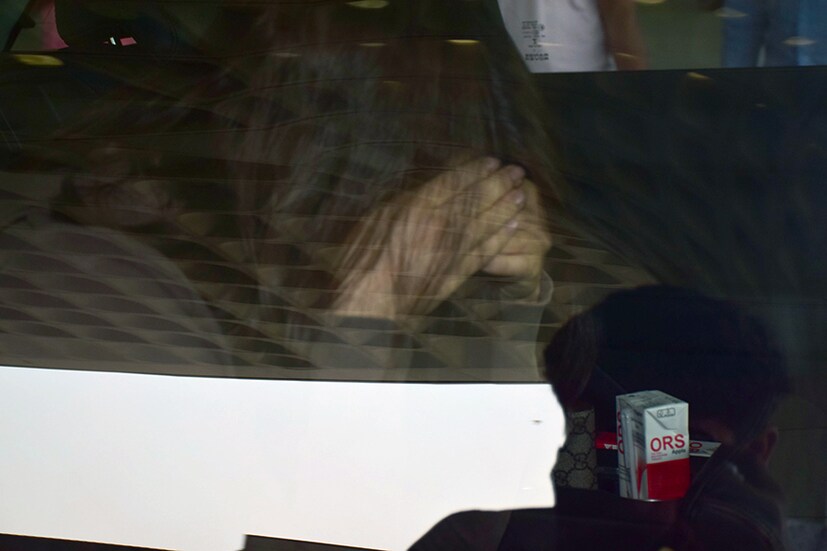 Elli AvrRam hides her face as she tries to avoid being clicked at Mumbai airport. (Image: Yogen Shah)