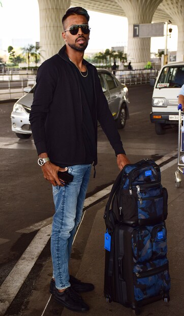 Hardik Pandya poses for a photo at Mumbai airport. (Image: Yogen Shah)